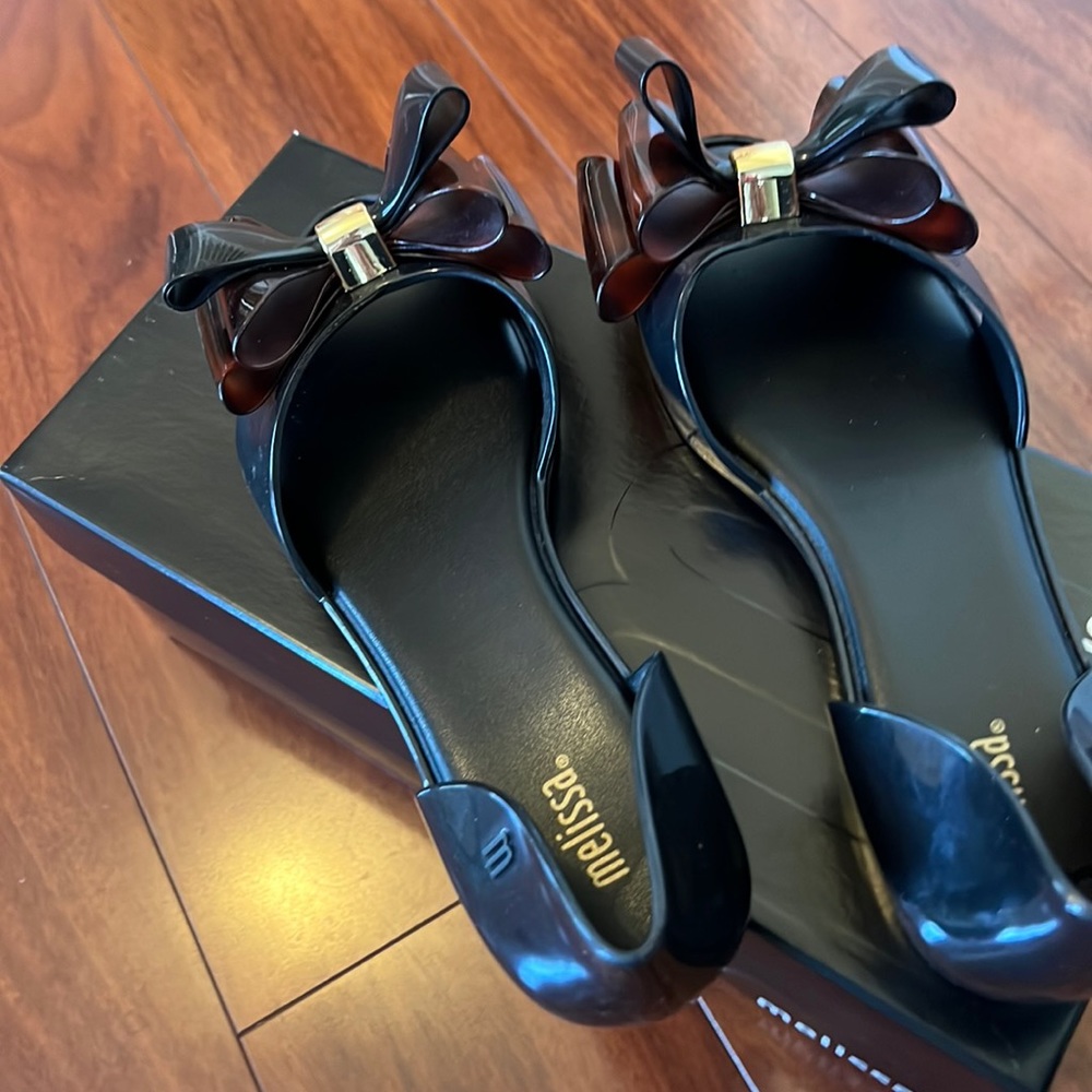 Melissa flat sandals with a decorative bow with gold accent